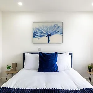 4bed 11 Occupancy Large Flat Elizabeth Line West Flat Free Parking Apartment London